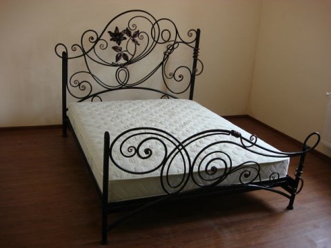 Metalowe łóżko kute MK06