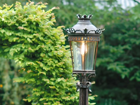 Metalowa lampa kuta park ogród