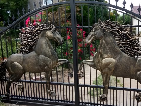 Brama metalowa z końmi