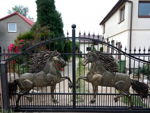 Brama kuta z końmi