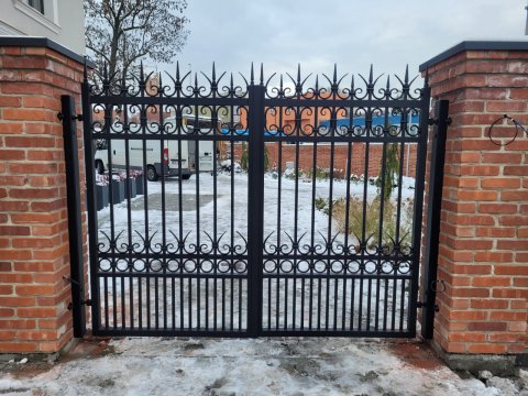 Klasyczna brama kuta uchyna...